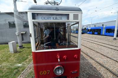 Przejechały na lawetach, po Krakowie jeździć będą o własnych siłach. Zabytkowe tramwaje z Warszawy i Poznania - zdjęcie 14