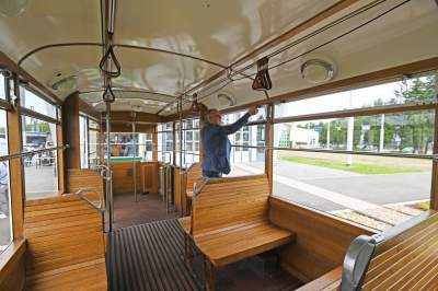 Przejechały na lawetach, po Krakowie jeździć będą o własnych siłach. Zabytkowe tramwaje z Warszawy i Poznania - zdjęcie 21