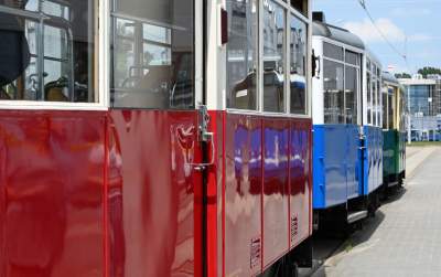 Przejechały na lawetach, po Krakowie jeździć będą o własnych siłach. Zabytkowe tramwaje z Warszawy i Poznania - zdjęcie 25