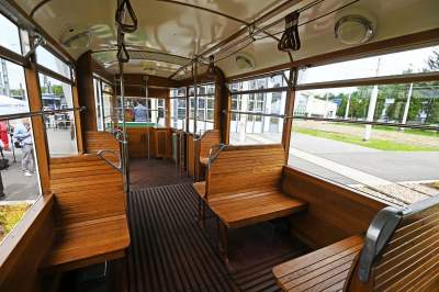 Przejechały na lawetach, po Krakowie jeździć będą o własnych siłach. Zabytkowe tramwaje z Warszawy i Poznania - zdjęcie 23