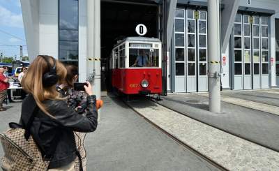 Przejechały na lawetach, po Krakowie jeździć będą o własnych siłach. Zabytkowe tramwaje z Warszawy i Poznania - zdjęcie 3