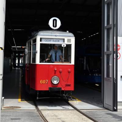Przejechały na lawetach, po Krakowie jeździć będą o własnych siłach. Zabytkowe tramwaje z Warszawy i Poznania - zdjęcie 2