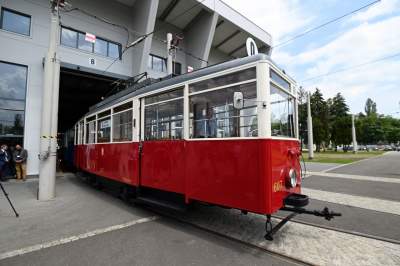 Przejechały na lawetach, po Krakowie jeździć będą o własnych siłach. Zabytkowe tramwaje z Warszawy i Poznania - zdjęcie 5