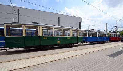 Przejechały na lawetach, po Krakowie jeździć będą o własnych siłach. Zabytkowe tramwaje z Warszawy i Poznania - zdjęcie 1