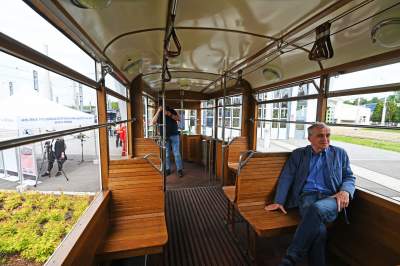 Przejechały na lawetach, po Krakowie jeździć będą o własnych siłach. Zabytkowe tramwaje z Warszawy i Poznania - zdjęcie 12