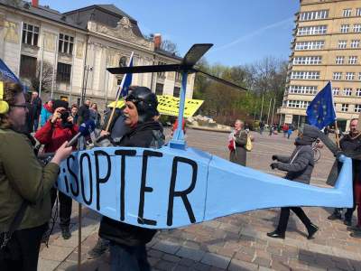 Parada śmieszności - polityczny happening w Krakowie - zdjęcie 6