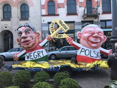 Parada śmieszności - polityczny happening w Krakowie - zdjęcie 10