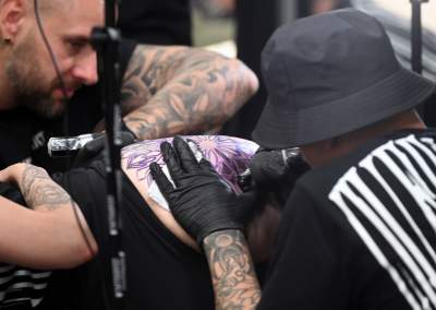 Oto najmodniejsze obecnie tatuaże, festiwalowe szaleństwo w Krakowie - zdjęcie 41