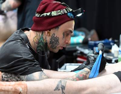 Oto najmodniejsze obecnie tatuaże, festiwalowe szaleństwo w Krakowie - zdjęcie 39