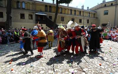 Pobiera haracz, w zamian wali buławą na szczęście. Udany debiut - zdjęcie 40