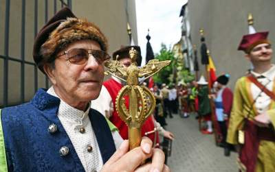 Pobiera haracz, w zamian wali buławą na szczęście. Udany debiut - zdjęcie 11