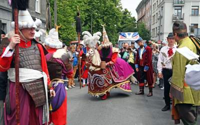 Pobiera haracz, w zamian wali buławą na szczęście. Udany debiut - zdjęcie 13