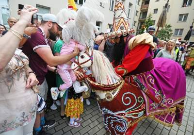 Pobiera haracz, w zamian wali buławą na szczęście. Udany debiut - zdjęcie 5