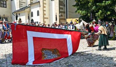 Pobiera haracz, w zamian wali buławą na szczęście. Udany debiut - zdjęcie 28