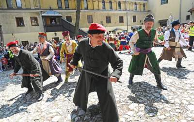 Pobiera haracz, w zamian wali buławą na szczęście. Udany debiut - zdjęcie 36