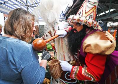 Pobiera haracz, w zamian wali buławą na szczęście. Udany debiut - zdjęcie 17