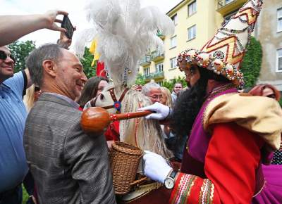 Pobiera haracz, w zamian wali buławą na szczęście. Udany debiut - zdjęcie 8