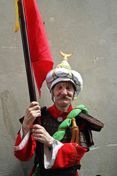 Pobiera haracz, w zamian wali buławą na szczęście. Udany debiut - zdjęcie 12