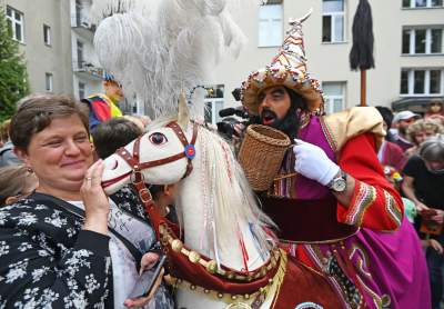 Pobiera haracz, w zamian wali buławą na szczęście. Udany debiut - zdjęcie 7