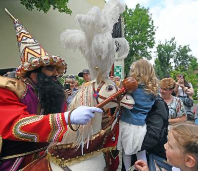 Pobiera haracz, w zamian wali buławą na szczęście. Udany debiut - zdjęcie 4