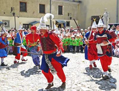 Pobiera haracz, w zamian wali buławą na szczęście. Udany debiut - zdjęcie 35