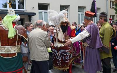 Pobiera haracz, w zamian wali buławą na szczęście. Udany debiut - zdjęcie 1