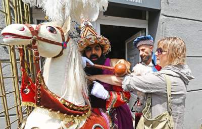 Pobiera haracz, w zamian wali buławą na szczęście. Udany debiut - zdjęcie 22