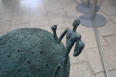 Intrygująca wystawa w parku Decjusza, kosmiczne rzeźby Bronisława Chromego - zdjęcie 3