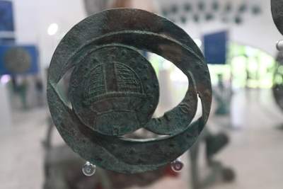 Intrygująca wystawa w parku Decjusza, kosmiczne rzeźby Bronisława Chromego - zdjęcie 15