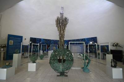 Intrygująca wystawa w parku Decjusza, kosmiczne rzeźby Bronisława Chromego - zdjęcie 9