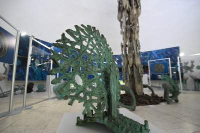 Intrygująca wystawa w parku Decjusza, kosmiczne rzeźby Bronisława Chromego - zdjęcie 10