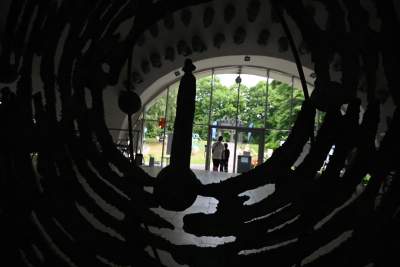 Intrygująca wystawa w parku Decjusza, kosmiczne rzeźby Bronisława Chromego - zdjęcie 16