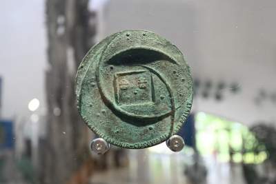 Intrygująca wystawa w parku Decjusza, kosmiczne rzeźby Bronisława Chromego - zdjęcie 17