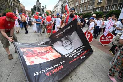 Niedziela na Rynku Głównym. Idzie "Marsz dla życia i rodziny" - zdjęcie 19