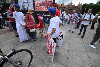 Niedziela na Rynku Głównym. Idzie "Marsz dla życia i rodziny" - zdjęcie 14