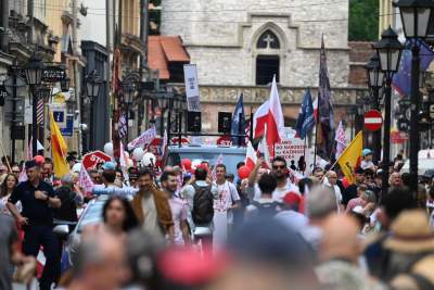 Niedziela na Rynku Głównym. Idzie "Marsz dla życia i rodziny" - zdjęcie 11
