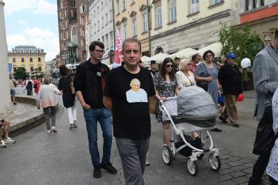 Niedziela na Rynku Głównym. Idzie "Marsz dla życia i rodziny" - zdjęcie 16