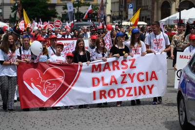 Niedziela na Rynku Głównym. Idzie "Marsz dla życia i rodziny" - zdjęcie 9