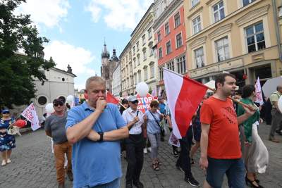 Niedziela na Rynku Głównym. Idzie "Marsz dla życia i rodziny" - zdjęcie 4