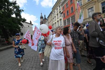 Niedziela na Rynku Głównym. Idzie "Marsz dla życia i rodziny" - zdjęcie 10