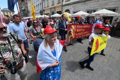 Niedziela na Rynku Głównym. Idzie "Marsz dla życia i rodziny" - zdjęcie 5