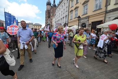 Niedziela na Rynku Głównym. Idzie "Marsz dla życia i rodziny" - zdjęcie 8