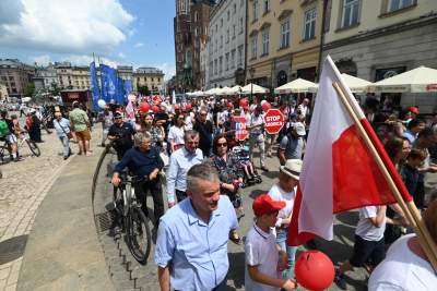 Niedziela na Rynku Głównym. Idzie "Marsz dla życia i rodziny" - zdjęcie 6