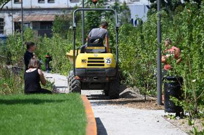 Park Szymborskiej na parę dni przed otwarciem, mural też prawie gotowy - zdjęcie 20