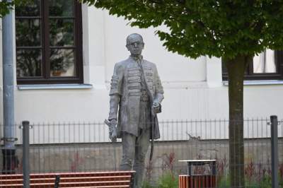 Park Szymborskiej na parę dni przed otwarciem, mural też prawie gotowy - zdjęcie 25