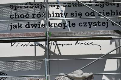 Park Szymborskiej na parę dni przed otwarciem, mural też prawie gotowy - zdjęcie 30