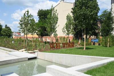 Park Szymborskiej na parę dni przed otwarciem, mural też prawie gotowy - zdjęcie 11