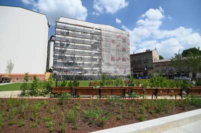 Park Szymborskiej na parę dni przed otwarciem, mural też prawie gotowy - zdjęcie 5