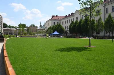 Park Szymborskiej na parę dni przed otwarciem, mural też prawie gotowy - zdjęcie 15