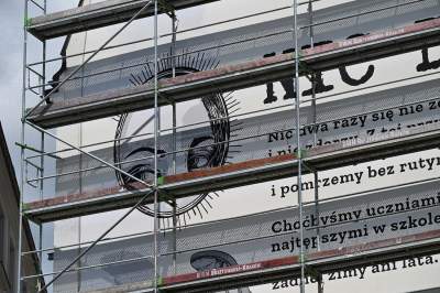 Park Szymborskiej na parę dni przed otwarciem, mural też prawie gotowy - zdjęcie 29